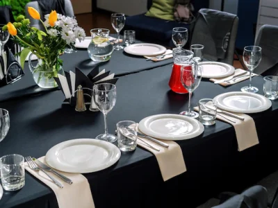 table-setting-wedding-dinner-event-black-tablecloth-stylish-expensive-beautiful_583887-1139